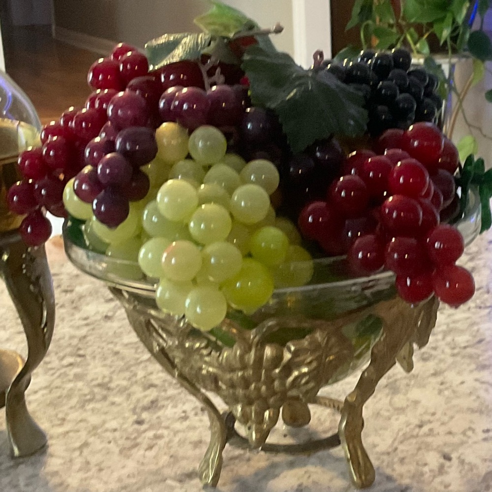 Luxurious Gold and Clear Glass Serving Bowl featuring grape vines - Picture 4 of 11